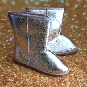 NEW & never worn. Women's Gold Lame' Ankle Boots. These won't last! ⏳️⏳️⏳️⏳️